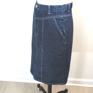 Vintage Cheryl Tiegs denim pencil midi skirt w white stitching. Size 10.